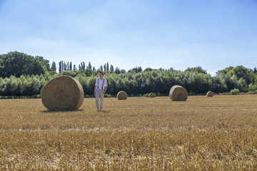 Junger Mann im Feld nach der Ernte