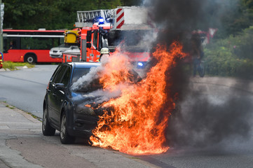 PKW Brand - Fahrzeug in Flammen