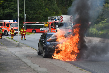 Fototapeta premium PKW Brand - Fahrzeug in Flammen