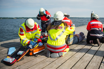 Rettungskräfte versorgen einen Patienten