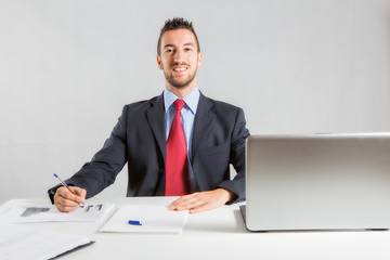 uomo in ufficio