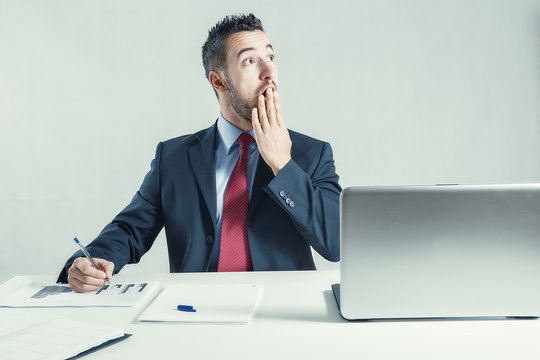 uomo in ufficio