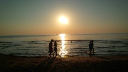 passeggiando all'alba sulla riva del mare