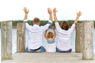junge Familie am See, Freude