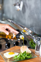 assiette de salade et oeuf au plat