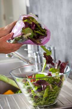 pr&eacute;paration d'une salade en sachet