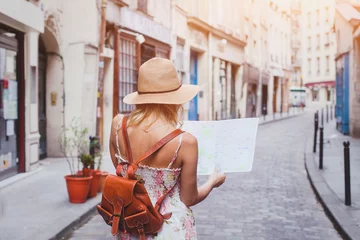 Foto op Aluminium reisgids, toerisme in Europa, vrouwelijke toerist met kaart op straat © Song_about_summer