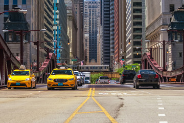 Obraz na płótnie Canvas Traffic in downtown Chicago