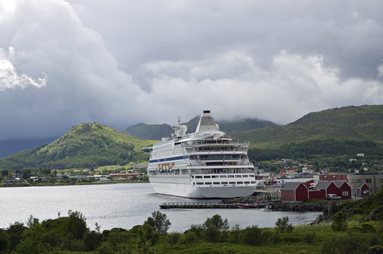 Kreuzfahrtschiff vor Leknes, Lofoten