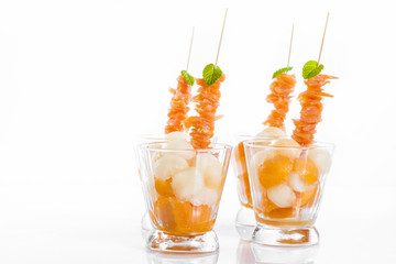hors d'oeuvre avec brochette de saumon et melon