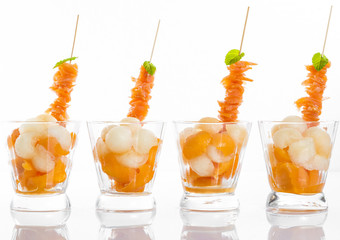 hors d'oeuvre avec brochette de saumon et melon