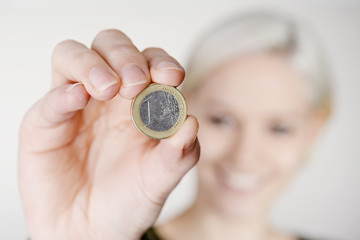 Frau hält ein Euro