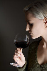Frau trinkt Rotwein