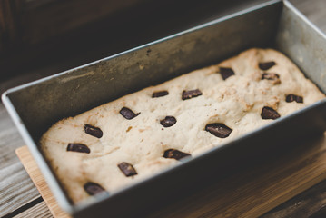 Творожный кекс с кусочками шоколада в форме на деревянном столе