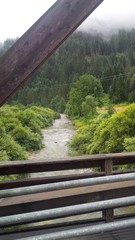 Fototapeta na wymiar ponte di legno sul torrente di montagna