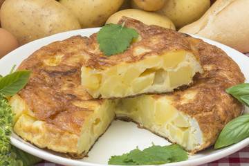 tortilla de huevos y patatas, hecha en casa con aceite de oliva, tortilla española