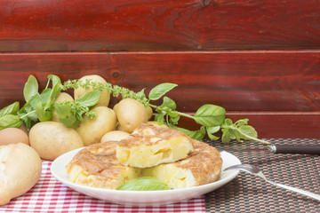 tortilla de huevos y patatas, hecha en casa con aceite de oliva, tortilla española