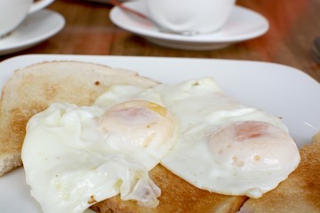 Fried eggs on toast 