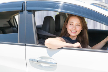 女性と自動車