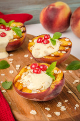 Obraz premium Delicious Grilled peaches dessert.