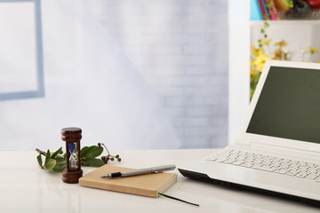 ノートパソコンと砂時計