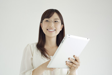 タブレットPCを持つ笑顔の女性