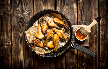 Fried chicken with tomato sauce.
