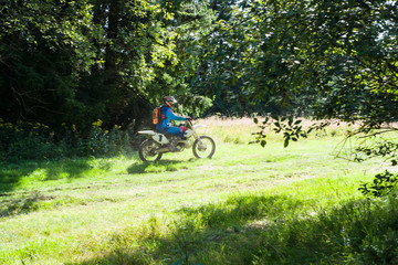 motocyklista na bezdrożach © Piotr Szpakowski