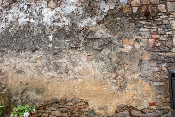Hintergrund – alte verputzte  Natursteinmauer