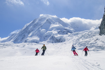 mehrere Skifahrer vor der herrlichen Kulisse der Monte Rosa