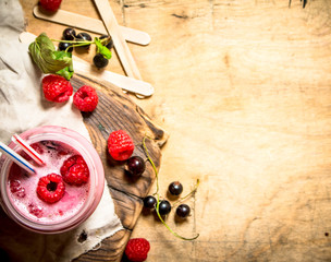 Smoothie raspberry and blackcurrant.
