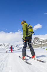 Fototapeta na wymiar Skifahrer freut sich über die herrliche Abfahrt