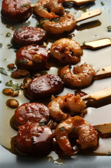 Brocheta de langostino con chorizo Prawn and salami skewers with cayenne pepper and lemon brochetas