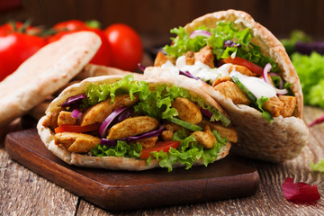 Pita salad with roasted chicken and vegetables, served with a de © gkrphoto