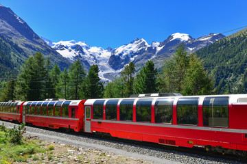 Obraz premium Szwajcarski pociąg górski Bernina Express przekroczył Alpy