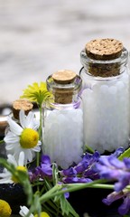  Extrem Hochformat Globuli mit Kräutern in Fläschchen