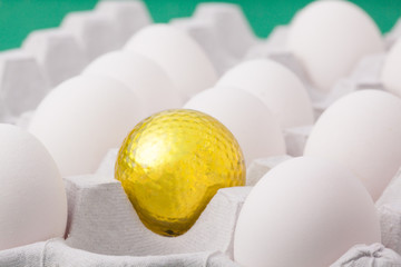 卵パックに入った金のゴルフボール 