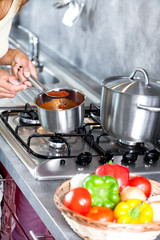 préparation d'une recette de sauce tomate