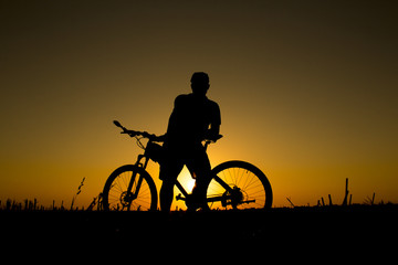 Obraz premium sunset and silhouette backlight bikers