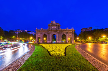 Fototapeta premium Night view of Puerta de Alcala in Madrid, Spain