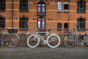 Fototapeta na wymiar ein modernes weisses Rennrad in der Hamburger Speicherstadt