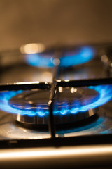 flammes sur une cuisinière à gaz