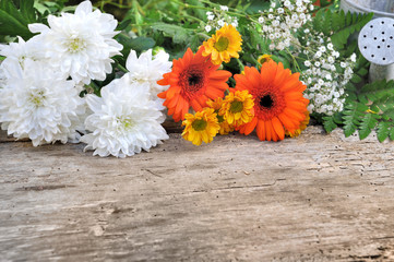 jolies fleurs sur fond bois et arrosoir