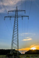 Fototapeta premium Stromtrasse - Sonnenuntergang