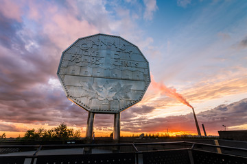Obraz premium Big Nickel landmark in Sudbury, Ontario, Canada during sunset