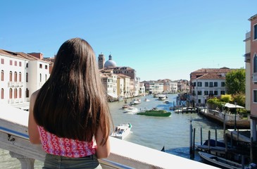 Fototapeta na wymiar Adolescente en Venecia