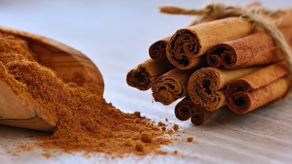 Cinnamon sticks and powder on table