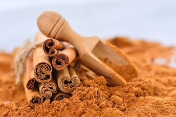 Cinnamon sticks and powder on table