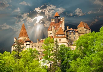 Photo sur Plexiglas Château Célèbre château médiéval de Bran dans la région de Brasov, contre le ciel nuageux avant le fond de la tempête, en Europe de l& 39 Est, Roumanie