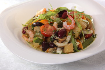 Salad with seafood and vegetables